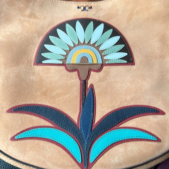 Tory Burch Utopia Appliqué Hobo Bag, Camello - Picture 2 of 3